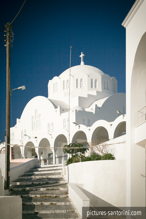 The Orthodox Cathedral, built in the 19th century sits prominently in the centre of Fira. Rolling arches surround the courtyard