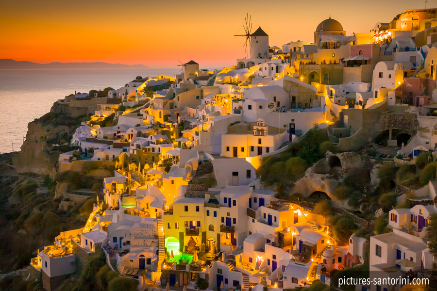 The famous sunset in Oia, Santorini. This beautiful village is one of the foremost tourist attractions on the Greek island of Santorini