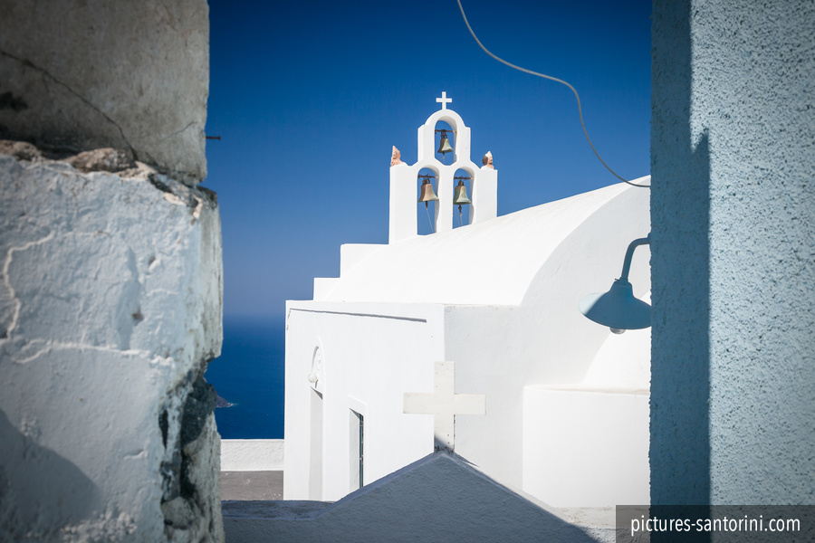 Imerovigli: Peeking Through an Alley